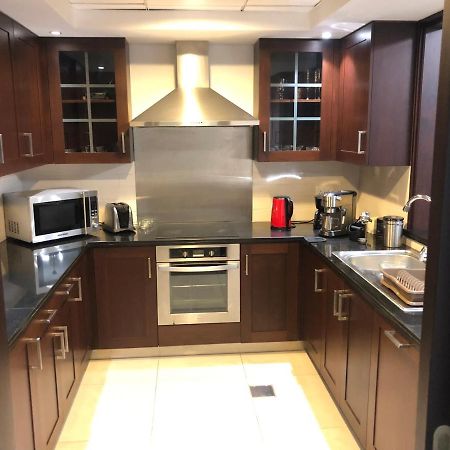 Downtown Boulevard One Bedroom Apt In 29 Blvd غرفة وصالة Burj & Fountain View Master Bedroom Plus 2 Single Beds In Living Room Dubai Exterior photo